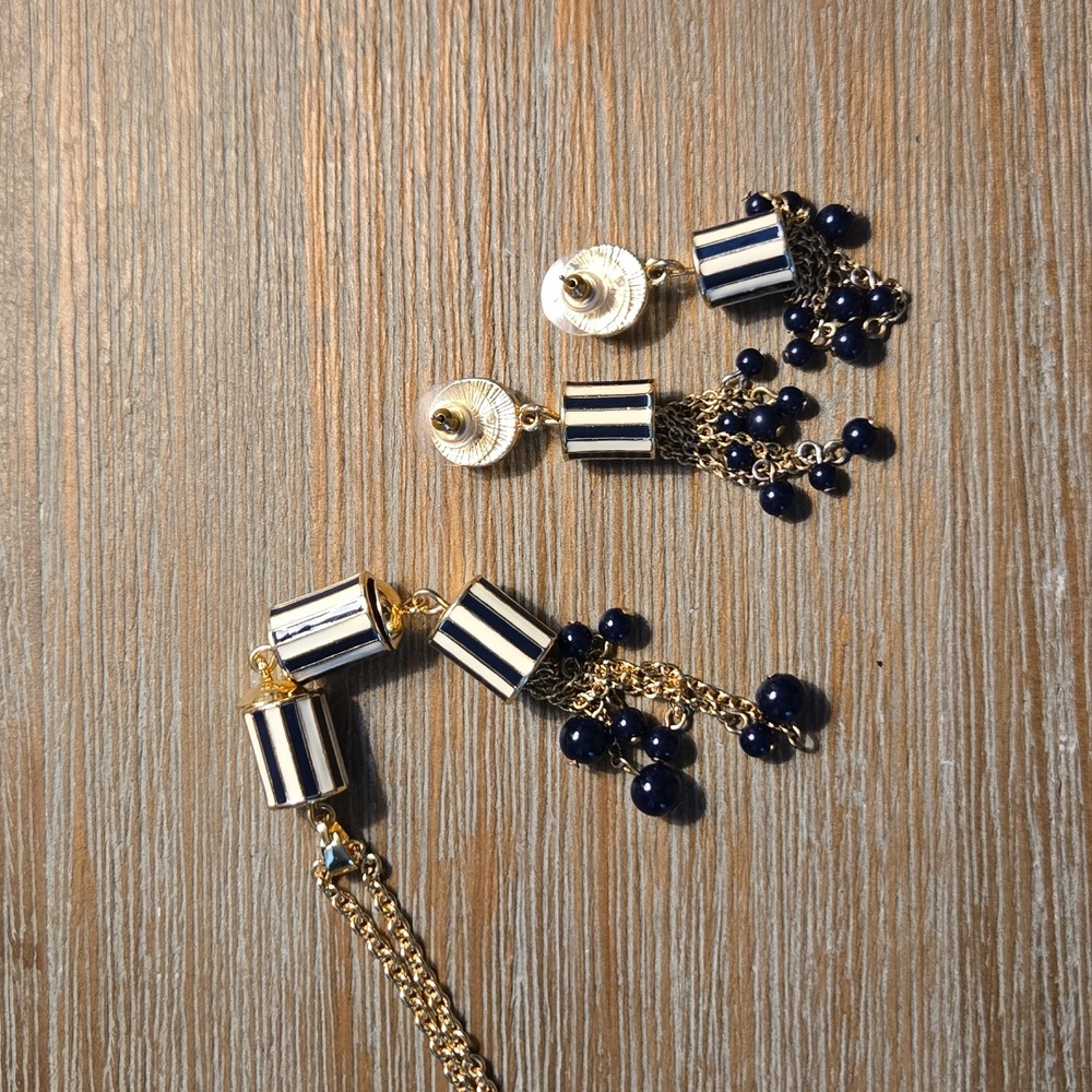Blue And White Talbot's Pendant & Earrings - Picture 6 of 6